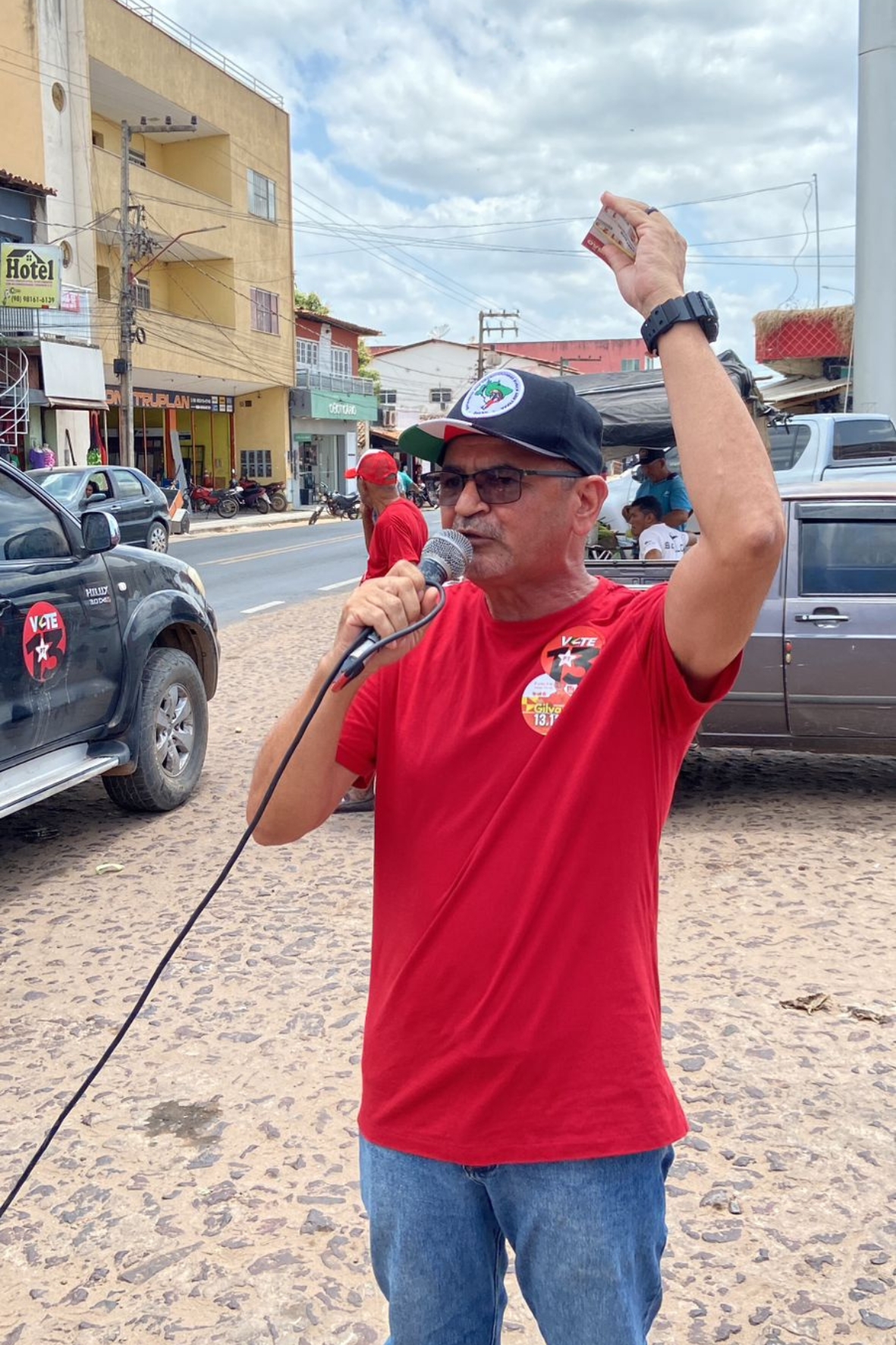 Gilvan discursa ao microfone durante atividade pública em São Bernardo.